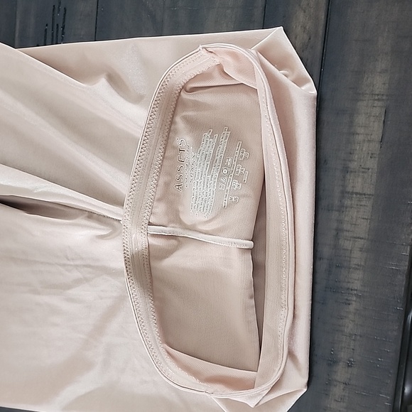 SPANX Red Hot Label Shapewear Shorts Size Med - Picture 3 of 6